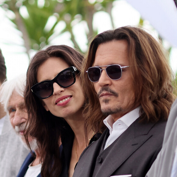 Johnny Depp et la réalisatrice Maïwenn au photocall de "Jeanne du Barry" lors du 76ème Festival International du Film de Cannes, le 17 mai 2023. © Dominique Jacovides/Cyril Moreau/Bestimage 