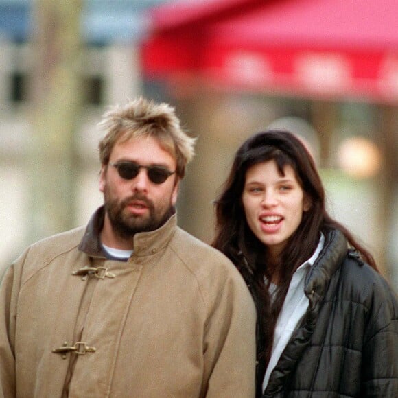 A moins qu'elle n'ait pas aimé les attaques de sa soeur contre son ex-mari Luc Besson.
Luc Besson et sa petite amie Maïwenn à Paris