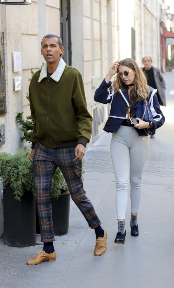 Exclusif - Le chanteur Stromae, se laisse pousser les cheveux, et sa femme Coralie Barbier quittent leur hôtel pour se rendre au défilé de mode "Louis Vuitton" collection prêt-à-porter Printemps-Eté lors de la Fashion Week de Paris, place Vendôme à Paris © Agence/Bestimage