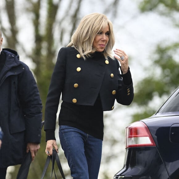 Le couple présidentiel avait fait le déplacement mercredi 24 avril 2024 pour la bonne cause
Emmanuel et Brigitte Macron lors d'un match de football caritatif organisé dans le cadre de l'opération Pièces Jaunes dans les Yvelines.