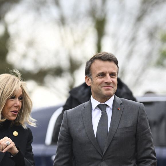 Emmanuel Macron participait ce jour-là à un match de football caritatif organisé dans le cadre de l'opération Pièces Jaunes
Emmanuel et Brigitte Macron lors d'un match de football caritatif organisé dans le cadre de l'opération Pièces Jaunes dans les Yvelines.
