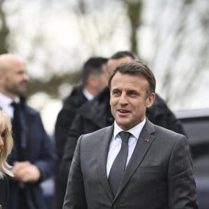 De son côté, Brigitte Macron avait opté pour une tenue très chic lors de cet évènement
Emmanuel et Brigitte Macron lors d'un match de football caritatif organisé dans le cadre de l'opération Pièces Jaunes dans les Yvelines.