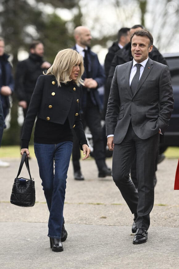 De son côté, Brigitte Macron avait opté pour une tenue très chic lors de cet évènement
Emmanuel et Brigitte Macron lors d'un match de football caritatif organisé dans le cadre de l'opération Pièces Jaunes dans les Yvelines.