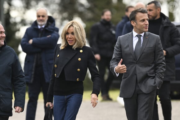 L'équipe du président de la République l'a emporté sur le score de cinq buts à trois
Emmanuel et Brigitte Macron lors d'un match de football caritatif organisé dans le cadre de l'opération Pièces Jaunes dans les Yvelines.