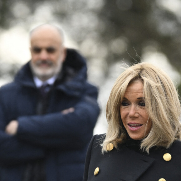 L'équipe du président de la République l'a emporté sur le score de cinq buts à trois
Emmanuel et Brigitte Macron lors d'un match de football caritatif organisé dans le cadre de l'opération Pièces Jaunes dans les Yvelines.