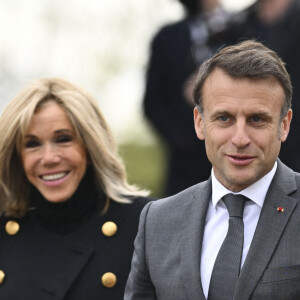 Pas moins de 57.000 euros ont été récoltés lors de cette rencontre
Emmanuel et Brigitte Macron lors d'un match de football caritatif organisé dans le cadre de l'opération Pièces Jaunes dans les Yvelines.