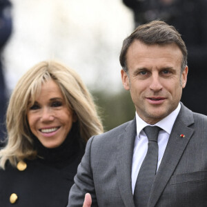 Emmanuel et Brigitte Macron lors d'un match de football caritatif organisé dans le cadre de l'opération Pièces Jaunes dans les Yvelines.