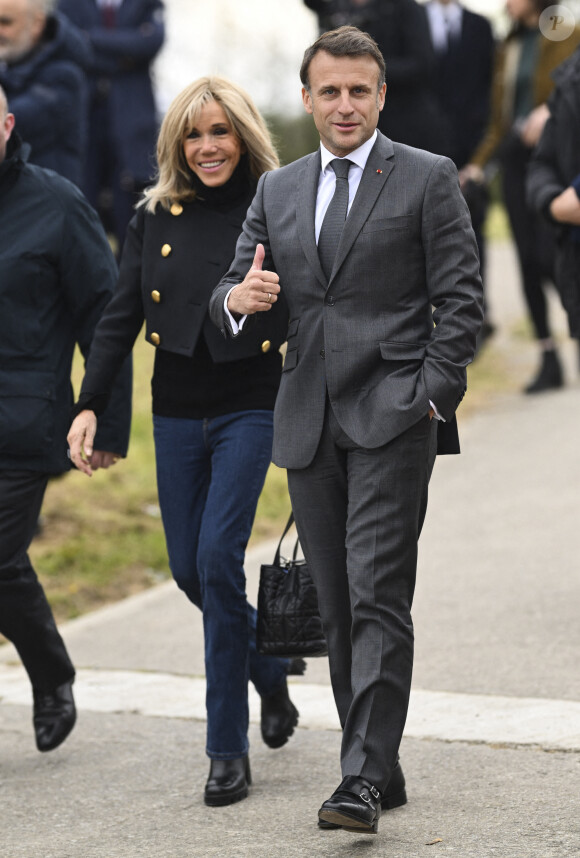 Emmanuel et Brigitte Macron lors d'un match de football caritatif organisé dans le cadre de l'opération Pièces Jaunes dans les Yvelines.