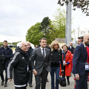 Emmanuel et Brigitte Macron lors d'un match de football caritatif organisé dans le cadre de l'opération Pièces Jaunes dans les Yvelines.