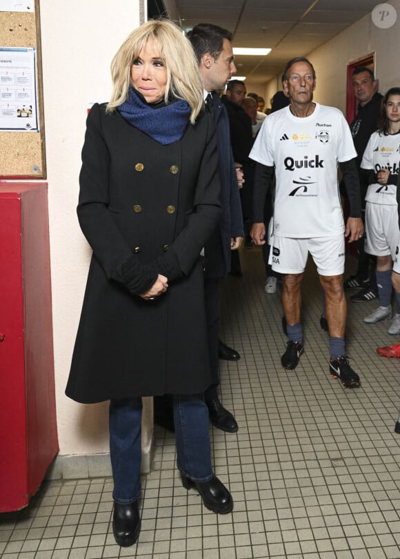 Emmanuel et Brigitte Macron lors d'un match de football caritatif organisé dans le cadre de l'opération Pièces Jaunes dans les Yvelines.