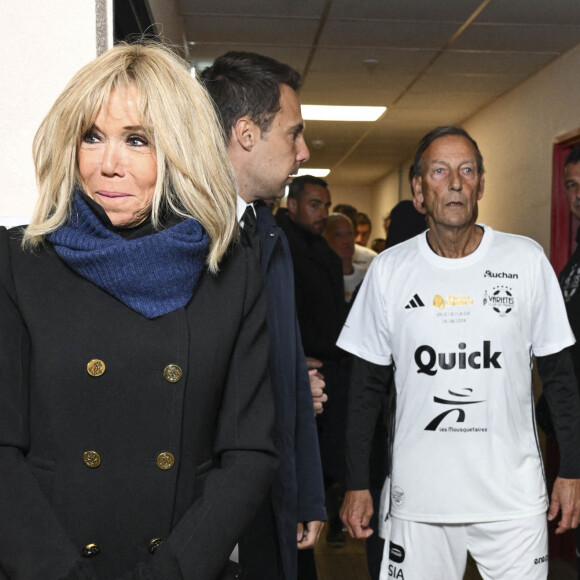 Emmanuel et Brigitte Macron lors d'un match de football caritatif organisé dans le cadre de l'opération Pièces Jaunes dans les Yvelines.