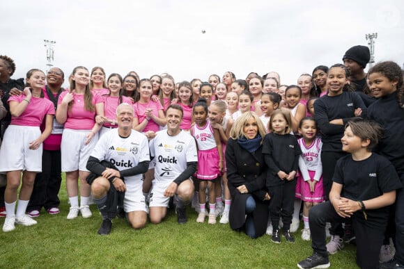 Emmanuel et Brigitte Macron lors d'un match de football caritatif organisé dans le cadre de l'opération Pièces Jaunes dans les Yvelines.