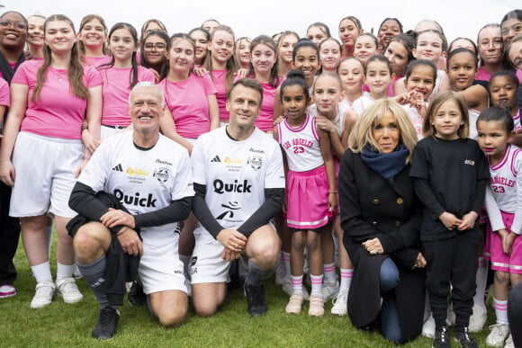 Emmanuel et Brigitte Macron lors d'un match de football caritatif organisé dans le cadre de l'opération Pièces Jaunes dans les Yvelines.