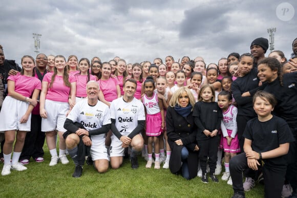 Emmanuel et Brigitte Macron lors d'un match de football caritatif organisé dans le cadre de l'opération Pièces Jaunes dans les Yvelines.