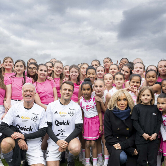 Emmanuel et Brigitte Macron lors d'un match de football caritatif organisé dans le cadre de l'opération Pièces Jaunes dans les Yvelines.