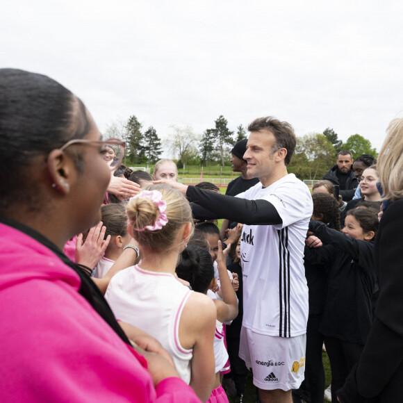 Emmanuel et Brigitte Macron lors d'un match de football caritatif organisé dans le cadre de l'opération Pièces Jaunes dans les Yvelines.