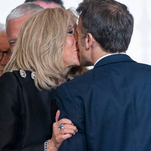 Emmanuel et Brigitte Macron échangent un rare baiser en public.