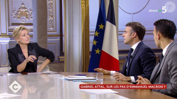 Captures d'écran - Anne-Élisabeth Lemoine - Mohamed Bouhafsi - Le président Emmanuel Macron s'exprime lors de l'émission "C à vous" au palais de l'Elysée le lendemain de l'adoption de la loi Immigration. Paris, le 20 décembre 2023. © Jack Tribeca / Bestimage 