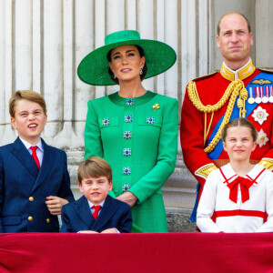 Le prince Louis fête son sixième anniversaire en compagnie de ses parents, le prince William de Galles et Catherine, princesse de Galles, Kate Middleton, et de ses frères et soeurs, le prince George et la princesse Charlotte, au Royaume-Uni. Louis est l'un des petits-enfants du roi Charles III et est le quatrième dans la ligne de succession au trône britannique derrière son père et ses frères et soeurs.