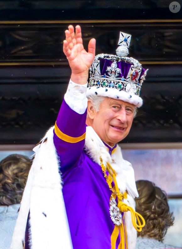 Le prince Louis fête son sixième anniversaire en compagnie de ses parents, le prince William de Galles et Catherine, princesse de Galles, Kate Middleton, et de ses frères et soeurs, le prince George et la princesse Charlotte, au Royaume-Uni. Louis est l'un des petits-enfants du roi Charles III et est le quatrième dans la ligne de succession au trône britannique derrière son père et ses frères et soeurs.