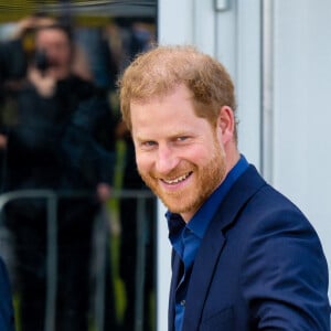 Le roi Willem-Alexander des Pays-Bas reçu par Le prince Harry, duc de Sussex, aux "Invictus Games" à La Haye, le 22 avril 2022. Ils ont assisté à une compétition de basket ball handisport. 