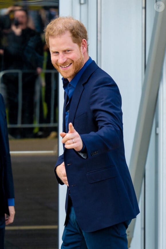 Le roi Willem-Alexander des Pays-Bas reçu par Le prince Harry, duc de Sussex, aux "Invictus Games" à La Haye, le 22 avril 2022. Ils ont assisté à une compétition de basket ball handisport. 