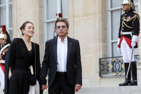 Le compositeur français de musique électronique Jean-Michel Jarre et son épouse l'actrice chinoise Gong Li- Arrivée des invités au dîner d'Etat en l'honneur du président chinois Xi Jinping et de sa femme la Première Dame Peng Liyuan au palais présidentiel de l'Elysée à Paris, France, le 6 mai 2024. © Stéphane Lemouton / Bestimage