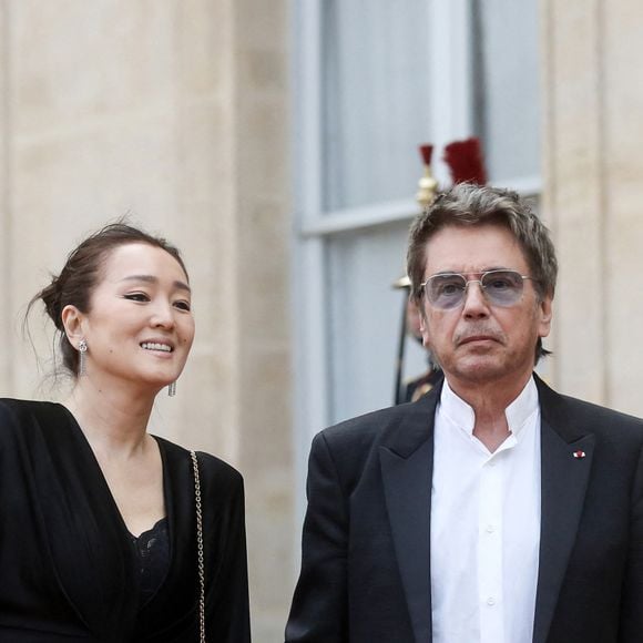 Le compositeur français de musique électronique Jean-Michel Jarre et son épouse l'actrice chinoise Gong Li- Arrivée des invités au dîner d'Etat en l'honneur du président chinois Xi Jinping et de sa femme la Première Dame Peng Liyuan au palais présidentiel de l'Elysée à Paris, France, le 6 mai 2024. © Stéphane Lemouton / Bestimage