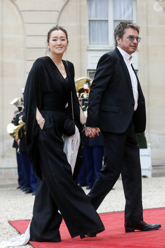 Le compositeur français de musique électronique Jean-Michel Jarre et son épouse l'actrice chinoise Gong Li- Arrivée des invités au dîner d'Etat en l'honneur du président chinois Xi Jinping et de sa femme la Première Dame Peng Liyuan au palais présidentiel de l'Elysée à Paris, France, le 6 mai 2024. © Stéphane Lemouton / Bestimage