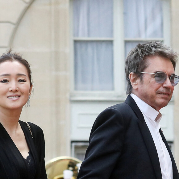 Le compositeur français de musique électronique Jean-Michel Jarre et son épouse l'actrice chinoise Gong Li- Arrivée des invités au dîner d'Etat en l'honneur du président chinois Xi Jinping et de sa femme la Première Dame Peng Liyuan au palais présidentiel de l'Elysée à Paris, France, le 6 mai 2024. © Stéphane Lemouton / Bestimage