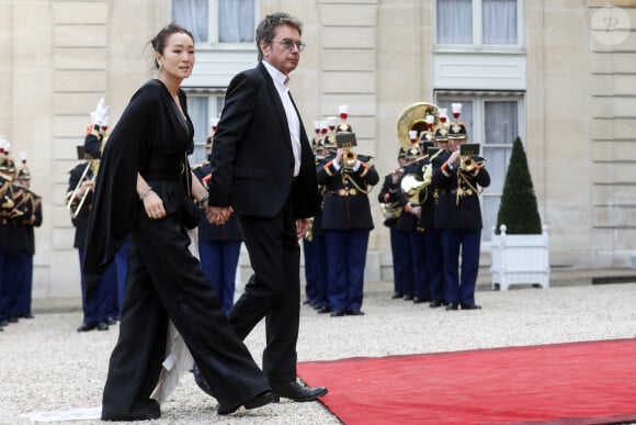 Le compositeur français de musique électronique Jean-Michel Jarre et son épouse l'actrice chinoise Gong Li- Arrivée des invités au dîner d'Etat en l'honneur du président chinois Xi Jinping et de sa femme la Première Dame Peng Liyuan au palais présidentiel de l'Elysée à Paris, France, le 6 mai 2024. © Stéphane Lemouton / Bestimage