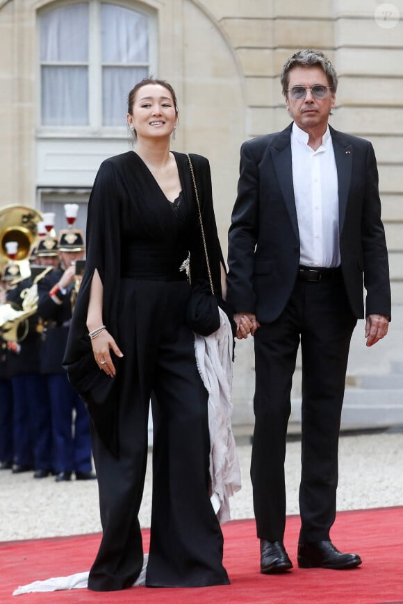 Le compositeur français de musique électronique Jean-Michel Jarre et son épouse l'actrice chinoise Gong Li- Arrivée des invités au dîner d'Etat en l'honneur du président chinois Xi Jinping et de sa femme la Première Dame Peng Liyuan au palais présidentiel de l'Elysée à Paris, France, le 6 mai 2024. © Stéphane Lemouton / Bestimage