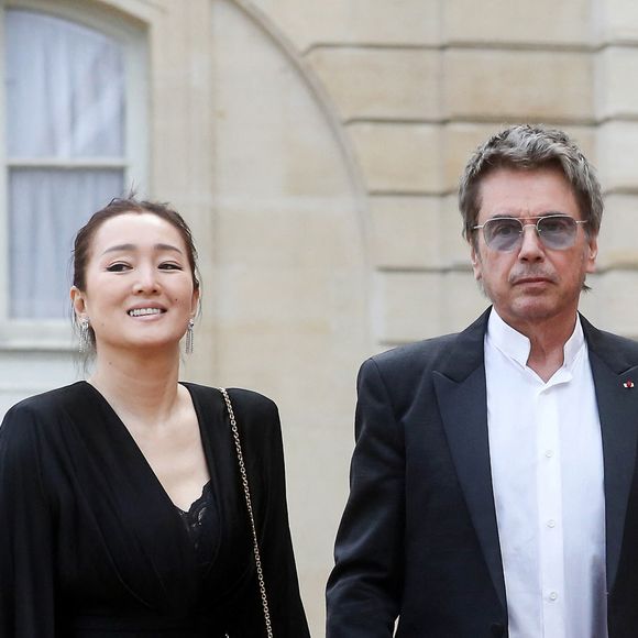 Le compositeur français de musique électronique Jean-Michel Jarre et son épouse l'actrice chinoise Gong Li- Arrivée des invités au dîner d'Etat en l'honneur du président chinois Xi Jinping et de sa femme la Première Dame Peng Liyuan au palais présidentiel de l'Elysée à Paris, France, le 6 mai 2024. © Stéphane Lemouton / Bestimage
