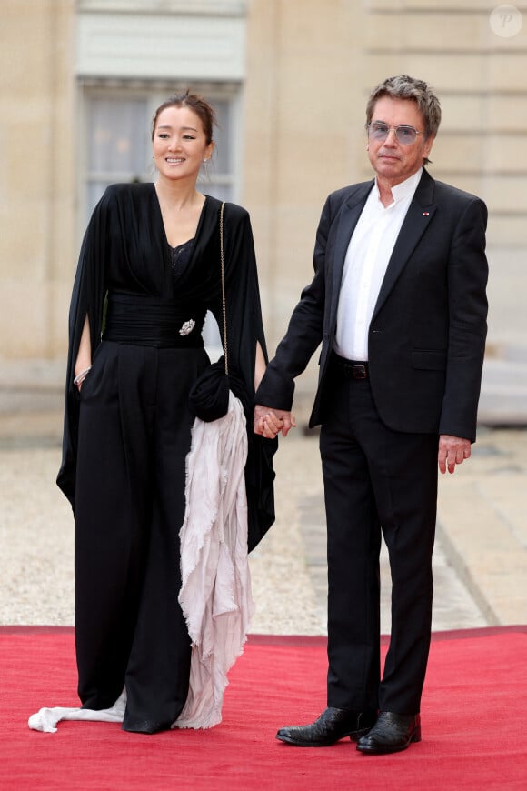 Le compositeur français de musique électronique Jean-Michel Jarre et son épouse l'actrice chinoise Gong Li- Arrivée des invités au dîner d'Etat en l'honneur du président chinois Xi Jinping et de sa femme la Première Dame Peng Liyuan au palais présidentiel de l'Elysée à Paris, France, le 6 mai 2024. © Stéphane Lemouton / Bestimage