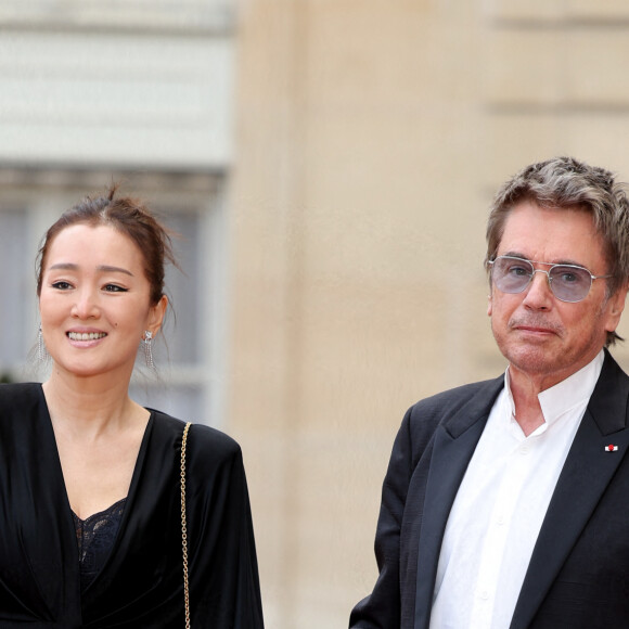 Le compositeur français de musique électronique Jean-Michel Jarre et son épouse l'actrice chinoise Gong Li- Arrivée des invités au dîner d'Etat en l'honneur du président chinois Xi Jinping et de sa femme la Première Dame Peng Liyuan au palais présidentiel de l'Elysée à Paris, France, le 6 mai 2024. © Stéphane Lemouton / Bestimage