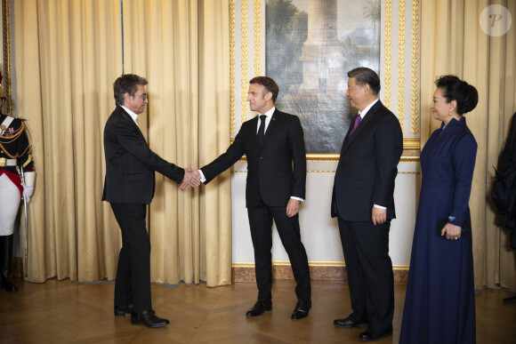 Le compositeur français de musique électronique Jean-Michel Jarre avec le Président français Emmanuel Macronet le Président chinois Xi Jinping au dîner d'Etat en l'honneur du président chinois Xi Jinping et de sa femme la Première Dame Peng Liyuan au palais présidentiel de l'Elysée à Paris, France, le 6 mai 2024. © Eliot Blondet / Pool / Bestimage