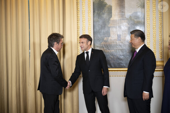 Le compositeur français de musique électronique Jean-Michel Jarre avec le Président français Emmanuel Macronet le Président chinois Xi Jinping au dîner d'Etat en l'honneur du président chinois Xi Jinping et de sa femme la Première Dame Peng Liyuan au palais présidentiel de l'Elysée à Paris, France, le 6 mai 2024. © Eliot Blondet / Pool / Bestimage