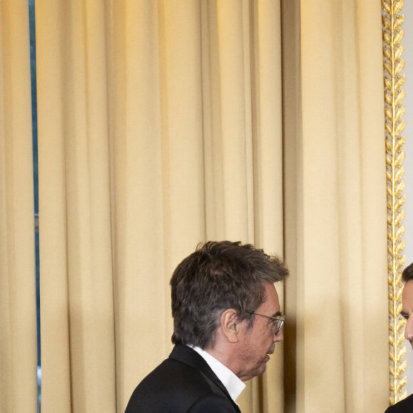 Le compositeur français de musique électronique Jean-Michel Jarre avec le Président français Emmanuel Macronet le Président chinois Xi Jinping au dîner d'Etat en l'honneur du président chinois Xi Jinping et de sa femme la Première Dame Peng Liyuan au palais présidentiel de l'Elysée à Paris, France, le 6 mai 2024. © Eliot Blondet / Pool / Bestimage