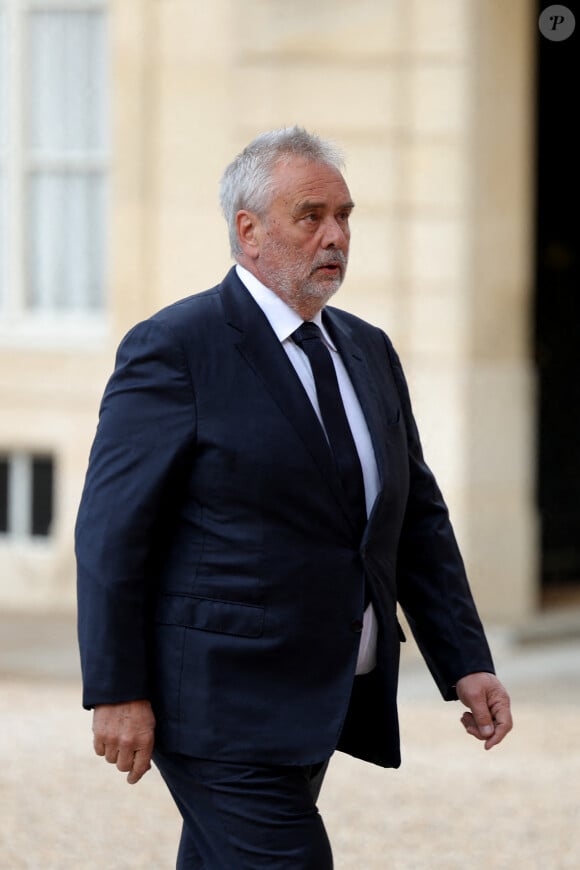 Le réalisateur français Luc Besson était aussi de la partie
 
Luc Besson - Arrivée des invités au dîner d'Etat en l'honneur du président chinois Xi Jinping et de sa femme la Première Dame Peng Liyuan au palais présidentiel de l'Elysée à Paris, France, le 6 mai 2024. © Cyril Moreau/Bestimage