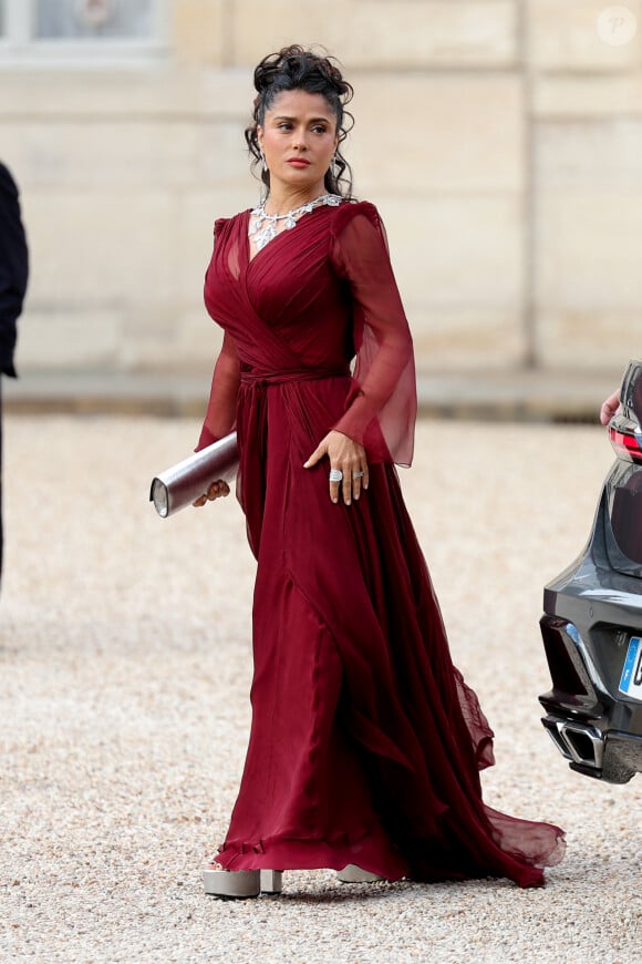 Salma Hayek et son mari François-Henri Pinault - Arrivée des invités au dîner d'Etat en l'honneur du président chinois Xi Jinping et de sa femme la Première Dame Peng Liyuan au palais présidentiel de l'Elysée à Paris, France, le 6 mai 2024. © Cyril Moreau/Bestimage