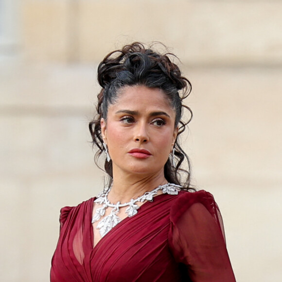 Salma Hayek et son mari François-Henri Pinault - Arrivée des invités au dîner d'Etat en l'honneur du président chinois Xi Jinping et de sa femme la Première Dame Peng Liyuan au palais présidentiel de l'Elysée à Paris, France, le 6 mai 2024. © Cyril Moreau/Bestimage