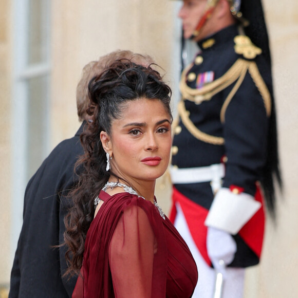 Salma Hayek et son mari François-Henri Pinault - Arrivée des invités au dîner d'Etat en l'honneur du président chinois Xi Jinping et de sa femme la Première Dame Peng Liyuan au palais présidentiel de l'Elysée à Paris, France, le 6 mai 2024. © Cyril Moreau/Bestimage