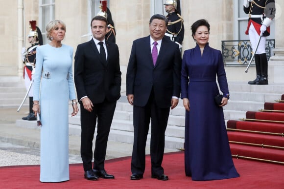 Le président Emmanuel Macron, la Première dame Brigitte Macron, le président chinois Xi Jinping et sa femme la Première Dame Peng Liyuan - Arrivée des invités au dîner d'Etat en l'honneur du président chinois Xi Jinping et de sa femme la Première Dame Peng Liyuan au palais présidentiel de l'Elysée à Paris, France, le 6 mai 2024. © Stéphane Lemouton / Bestimage