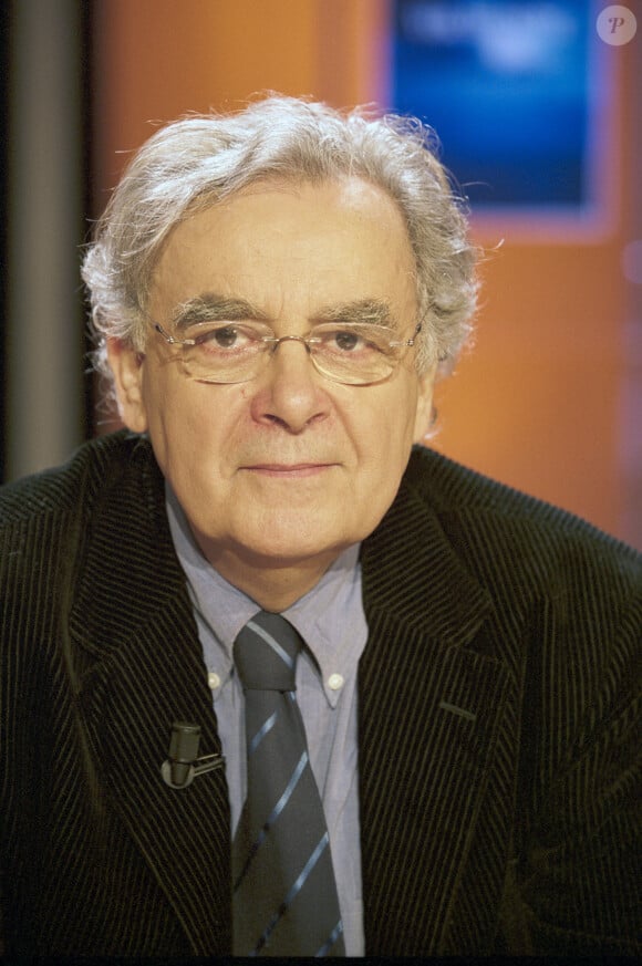 Portrait de Bernard Pivot sur le plateau de télévision de l'émission "Vol de nuit" le 9 mars 2004. © Michel Croizard via Bestimage