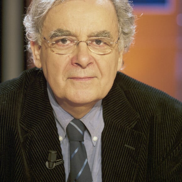 Portrait de Bernard Pivot sur le plateau de télévision de l'émission "Vol de nuit" le 9 mars 2004. © Michel Croizard via Bestimage