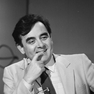 Bernard Pivot souriant sur le plateau de l'émission "Apostrophe" le 9 juin 1982. © Michel Croizard via Bestimage