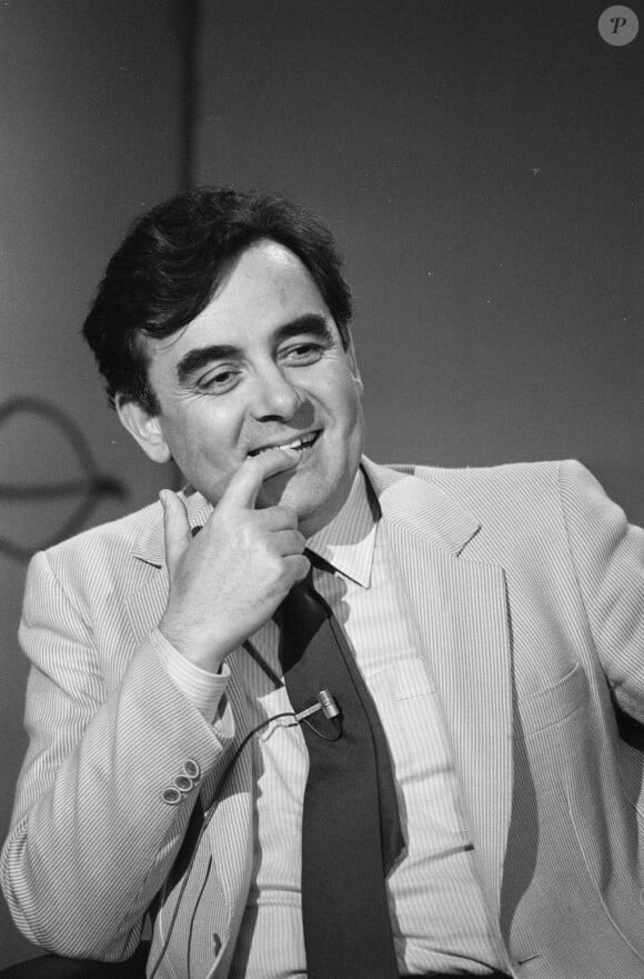 Bernard Pivot souriant sur le plateau de l'émission "Apostrophe" le 9 juin 1982. © Michel Croizard via Bestimage