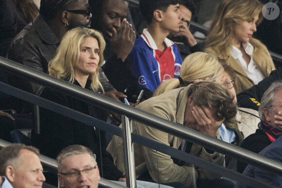 Laurent Delahousse et Alice Taglioni sont restés impuissants face à la défaite du PSG
 
Alice Taglioni et son compagnon Laurent Delahousse, Hélène Darroze - Célébrités dans les tribunes de la demi-finale retour de Ligue des champions entre le PSG face au Borussia Dortmund (0-1) au Parc des Princes à Paris le 7 mai 2024. © Cyril Moreau/Bestimage