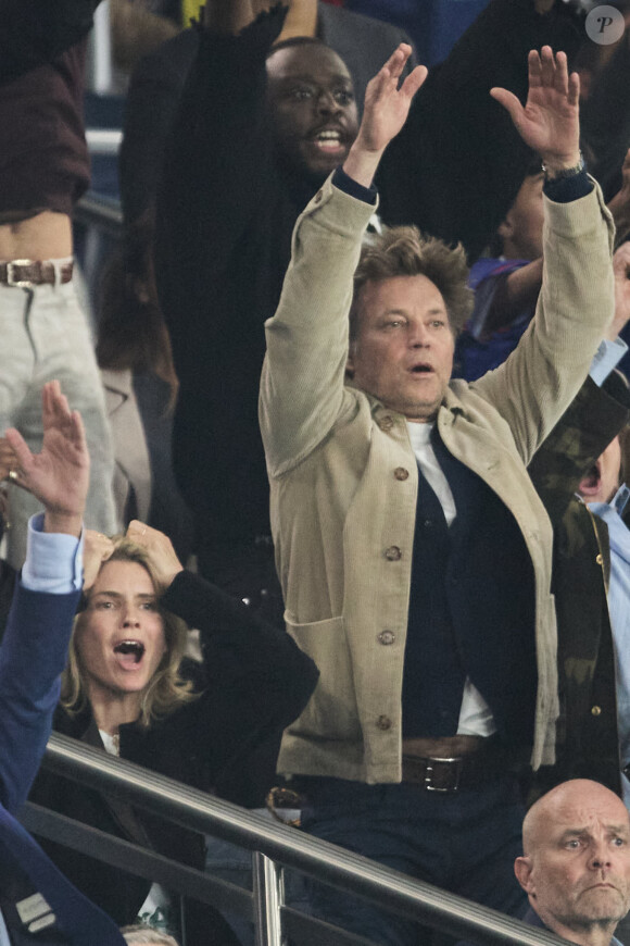 Une soirée que les amoureux n'oublieront pas de si tôt
 
Alice Taglioni et son compagnon Laurent Delahousse - Célébrités dans les tribunes de la demi-finale retour de Ligue des champions entre le PSG face au Borussia Dortmund (0-1) au Parc des Princes à Paris le 7 mai 2024. © Cyril Moreau/Bestimage