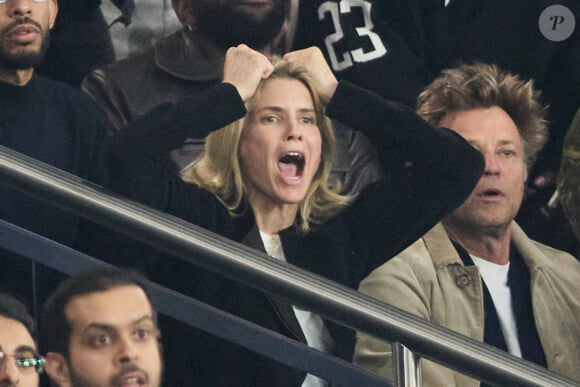 Alice Taglioni et son compagnon Laurent Delahousse - Célébrités dans les tribunes de la demi-finale retour de Ligue des champions entre le PSG face au Borussia Dortmund (0-1) au Parc des Princes à Paris le 7 mai 2024. © Cyril Moreau/Bestimage